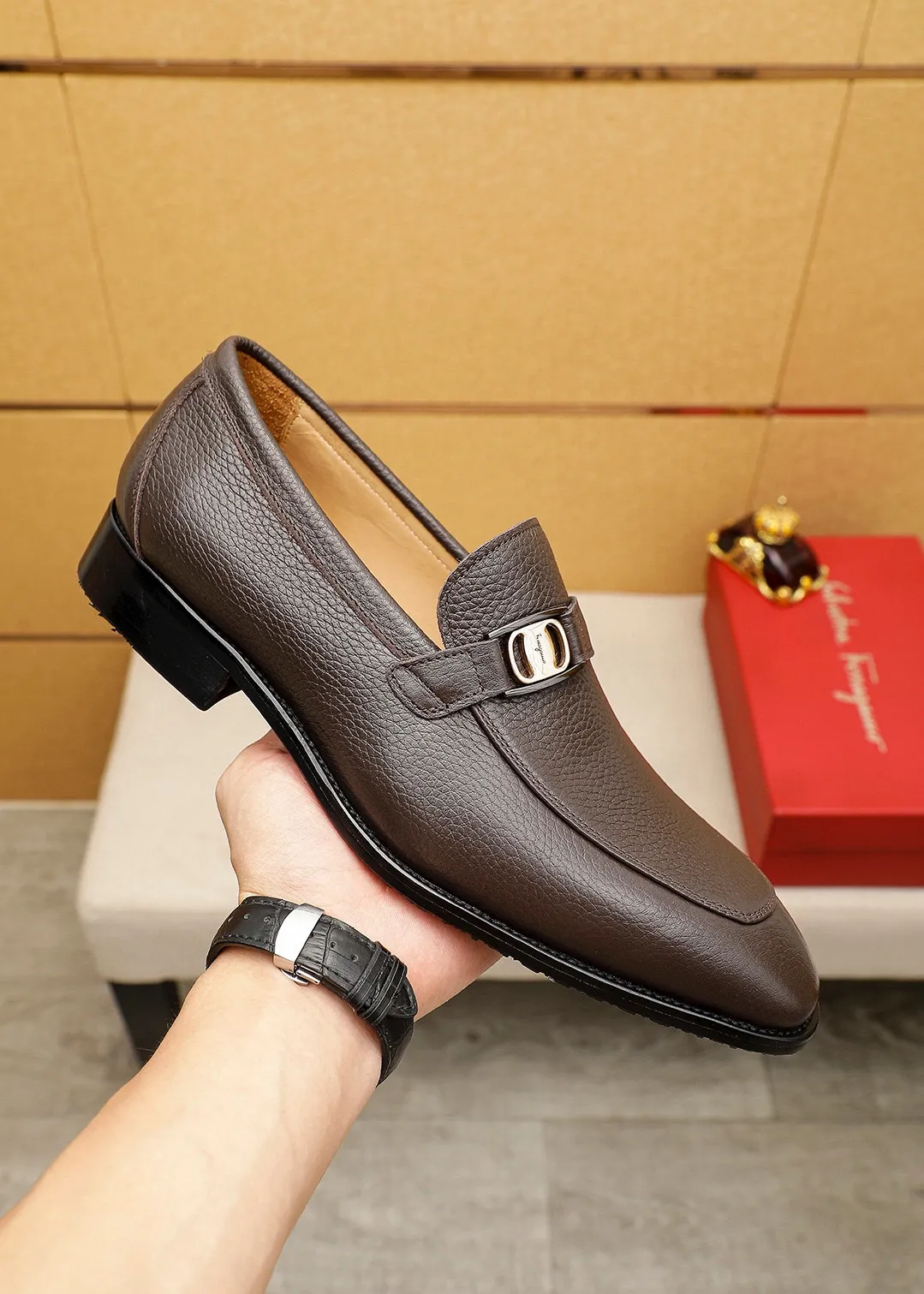 Men's shoes 💰460 💐 Product trademark: Ferragamo "Ferragamo" casual leather shoes Regular size: 38-44 (45.46🉑️customized) Product materials: Selected imported first-layer pebbled cowhide leather upper + luxury hardware buckle, imported water-dyed cowhide leather lining. Strong three-dimensional visual effect, original outsole color: 2 colors available